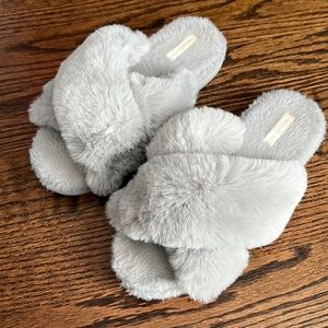 Women’s furry slippers